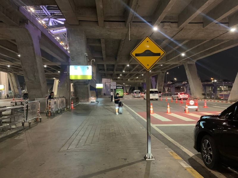 Inner pickup curb at Suvarnabhumi Level 2