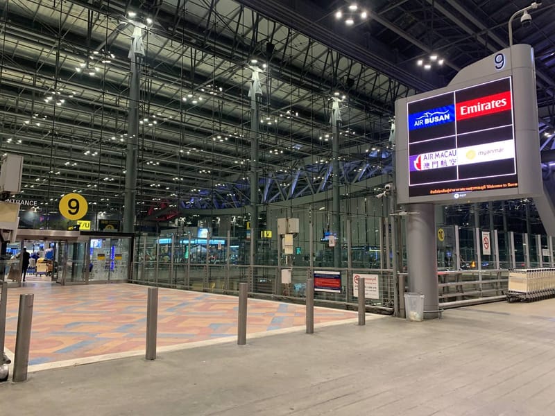 Level 4 departure curb pickup area at Suvarnabhumi